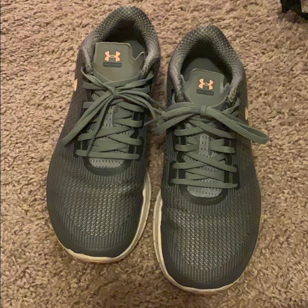 Women’s under Armour tennis shoes